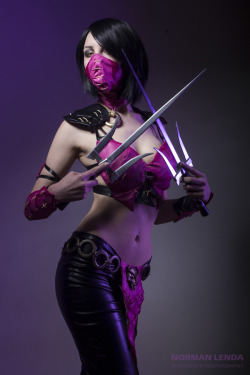 hotcosplaychicks:  Mileena Wins // Mortal Kombat X Cosplay by SatsuMadAtelier   Check out http://hotcosplaychicks.tumblr.com for more awesome cosplay 