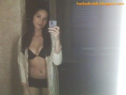 leakedcelebrity:  Olivia Munn Nude Leaked iCloud Hacked Photos (NSFW):  http://dlvr.it/8xZf43