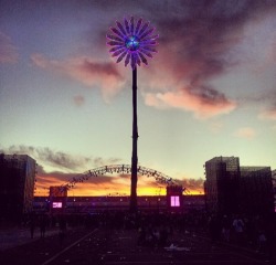 a-certain-shade-of-greeen:  Just looking at my pictures of edc Vegas last year. Sun coming up behind the edc daisy looks amazing, thought I’d share. 