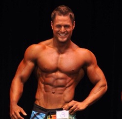 exclusivekiks:  *EXCLUSIVE* Hot bodybuilder named Edward 