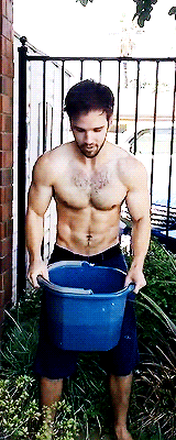 ameicansocialite:  tumblinwithhotties:  Nathan Kress’ ALS Ice Bucket Challenge (gifs by uncuts)  oh my god, he is fucking sexy now.  