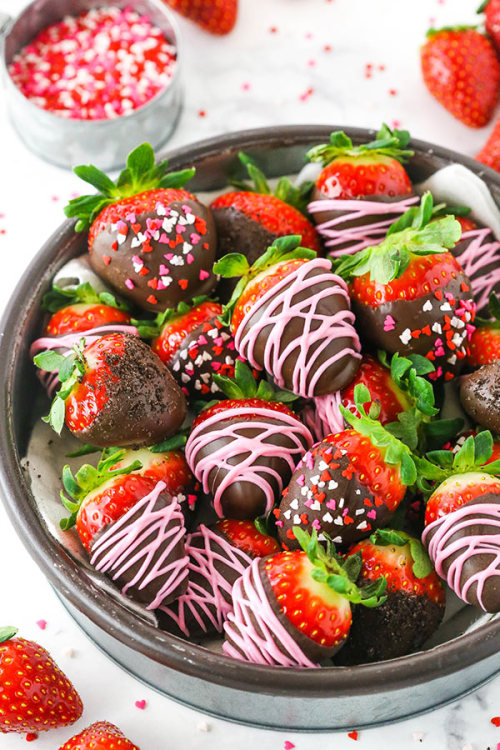 foodffs:  EASY CHOCOLATE COVERED STRAWBERRIESFollow for recipesIs this how you roll?