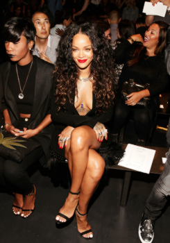 Fotos de Rihanna (apariciones, conciertos, portadas...) [15] - Página 7 Tumblr_nbids6E7rN1rdbl17o3_250