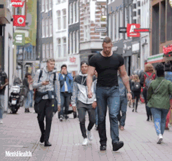 salty-blue-mage:  drinkyourjuiceshelby:   jjsmithmg:   Olivier Richters walking on the street 7′2ft / 2.19mts tall     I can believe that I’d climb him like a tree 