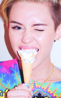 Miley Cyrus Tumblr_n6hwmm5d3K1sqaaz9o9_250