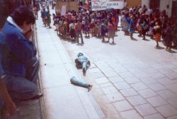 thinkmexican:  The Indigenous Strike Back Members of ANCIE, a predecessor of the EZLN, parade the toppled statue of Spaniard Diego de Mazariegos through the streets of San Cristóbal de las Casas, Chiapas, on October 12, 1992.Source: El Sur Piensa