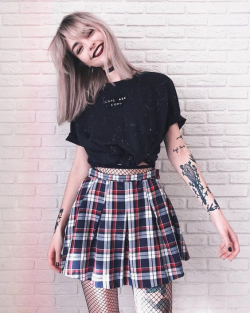 pleatedminiskirts:  You look kind of friendly! A skater style skirt incorporated into grunge.