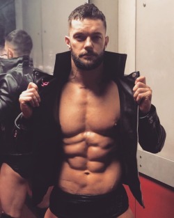 lasskickingwithstyle:  wwe: @finnbalor heads to the ring next! #Raw 