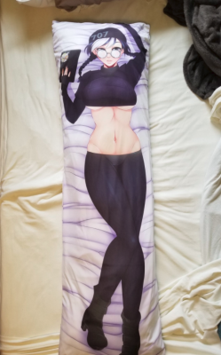   This looks great!! I&rsquo;m super happy someone showed me the actual dakimakura printed T ^T &lt;3* Daki art by me* Photos by SteampunkRisenIf you like my work consider supporting me in Patreon ~ &lt;3