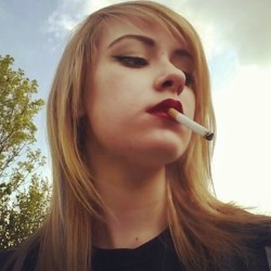 theodoreb:  Pretty blonde girl. Thanks to @momsendevil #smokingselfies #smoking #smokingfetish #cigarette #sexysmoker #blonde #redlips #hotgirl #humodemujer #smoker Repost from @humodemujer