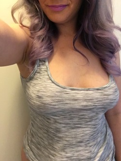 mccprincess:  geeky-freaky:  soccer-mom-marie:  It’s that time of the week where we take off our bras relax and see some lovely ladies… Happy Friday from my boobs to yours hehe.. Also concept tumblr let’s us do multi msging so I can chat with you