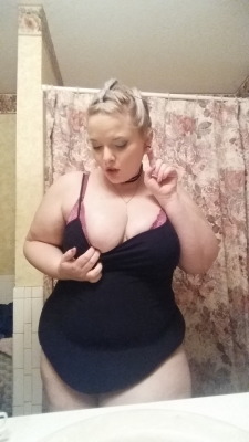 rollsofdestiny:Your body angle is the difference between looking like a BBW and an SSBBW loll…  Lean in and lose a few pounds. Lean back and gain 100. 😂