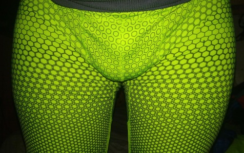 Ma poche aujourd’hui • Toute la journée sur mon vélo à montrer ma poche et mon cul en spandex vert fluo à tout le monde!My package today • All day on my bike showing-off my package and my ass in green day-glo spandex to everyone!