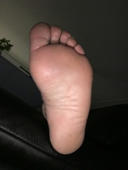 footguy1976:  daddysmalefeet:  Dads candid male feet after work  They need a good deep sniffing 