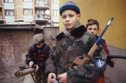 teoria-de-la-praxis:  Bosnian kids playing during the war. Sarajevo, 1993.