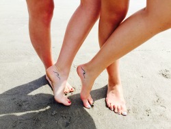 tiny-twinkle-toes:“Feature Foot Friday” twinning Wave tattoos with my bestie ❤️🌊👣