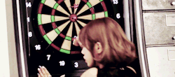 daisynous:  Hyeri hit herself in the head trying to get a dart out 
