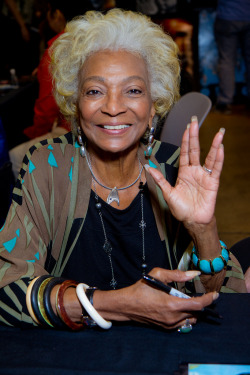 thesecretmichan:  brentkeane:  Nichelle Nichols at Wonder Con 2013 (by hamish11) The original, the best. Y’all better recognise.  SHE’S EVEN WEARING THE STARFLEET NECKLACE LEAVE ME I’M DONE 