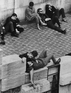 tamburina:  Alfred Eisenstaedt, Parisian beatniks hanging out on the banks of the Seine, 1963