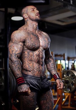 inkmywholebodynow:  Douchbag by the looks, but his gorgeous muscle body fully covered in ink gets me hard.