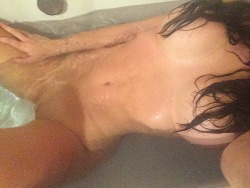 cherubesque:  juanman53:  cherubesque:  💙bathing without bubbles is bestest💙  💜A pussy with no hair is the bestest💜  💛 amen sista!! 💛 (eee another pic at 1000 omg ty all sooo much woooooow) xoxox
