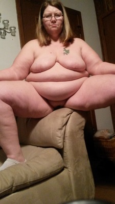 bbwbellies:  Always love when the boobs rest on the belly and she has a wonderful double belly too!!