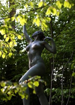 femalebodyfetish:  Forgotten statueSource: pukall.de 
