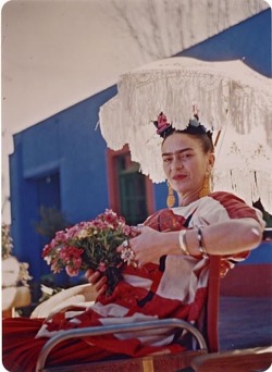 simplemente-fridakahlo: I am that clumsy human, always loving, loving, loving. And loving. And never leaving. -Frida Kahlo  “Soy un torpe pedazo de humano, siempre amando, amando y amando y nunca alejándome”. -Frida Kahlo 