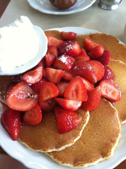 restlesslochness:  Yummm strawberry pancakes