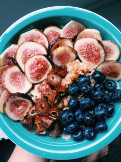 fitspirationjust4me:  Oats, figgies, berries, dates, coconut sugar, almond milk &amp; cinnamon xx