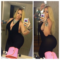 elkestallion:  Last night in #Rochester….it’s been fun but dang it was cold!!! ❄️❄️❄️ #elke #iloveElke #curves #thick #snowbunny #german #bombshell #sexy #whooty #booty #ink #selfie #instasexy