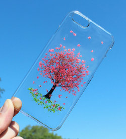 culturenlifestyle:Exquisite Naturally Dried Flowers on Mobile Phone Cases Remind Us That Spring Is Here HouseOfBlings is an independent boutique specializing in making mobile phone covers with real flowers, turning your ordinary transparent case into