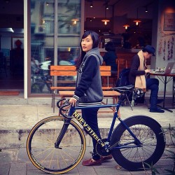 fixiegirls:  Repost from @imchris_howard  Good Morning Tokyo Girl Bike Coffeeï¼Best combination for @imchris_howard ðŸ˜‚ðŸ˜‚ðŸ˜‚ ðŸ™‹ ðŸš² â˜•ï¸ Special thanks to @annywang0224 for the shot~!!! â€¢ â€¢ De Taipei, Taiwan Foto de @imchris_howard â€¢ â€¢