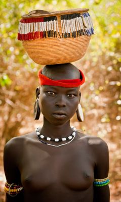 vedette-acuatica:    Africa | Mursi girl carrying a basket on her head. Omo Valley, Ethiopia | ©Gerry Andrews. 