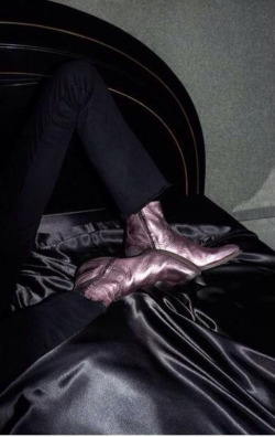 diggingandfluff:  OH MY GOD ANON YOURE RIGHT. 🚨🚨🚨🚨PINK BOOTS! WE’VE GOT PINK BOOTS🚨🚨🚨
