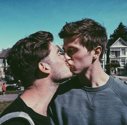 fuckyeahdudeskissing:  Fuck Yeah Dudes Kissing. A place to see men kiss on Tumblr. Submit a kiss.