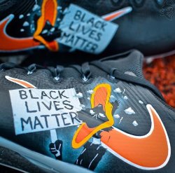 destinyrush: NFL players take a stand against racism and police brutality with custom Nike Vapor cleats.🙌🏾