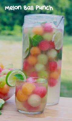 cleophatracominatya:inguspls:coolbeansdude16:deezcandiedyamztho:beautifulpicturesofhealthyfood:  Melon Ball Punch…RECIPEINGREDIENTS25.4 oz Sparkling white grape juice2 cups clear lemon lime flavored soda 1 cup lemonade 1 small ripe watermelon1 small