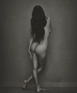 gravelbucket:  Kourtney Kardashian getting into the nude pics game!