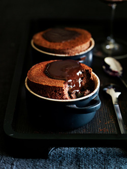 omg-yumtastic:  (Via: hoardingrecipes.tumblr.com) Chocolate Soufflés with Chocolate Sauce - Get this recipe and more http://bit.do/dGsN  Do want