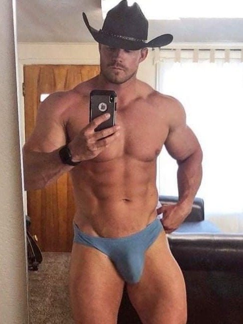 dilf6969:yellowhankypisces:Husband material 😍😍🤤🤤🥵🥵🍆