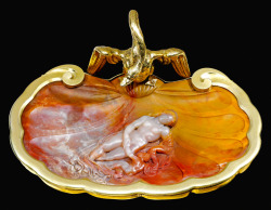 ufansius:  Chalcedony cover carved with Venus and Cupid sleeping in a shell, with silver-gilt mount in the form of Jupiter as a swan - Giovanni Ambrogio Miseroni, circa 1590. 