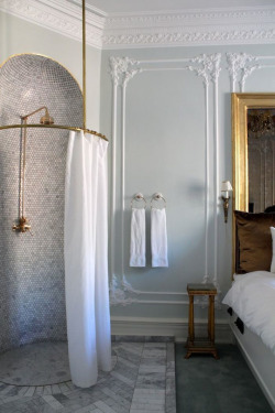 apartmenttherapy:  5 Crazy Ideas from Hotel Bathrooms that I Would Totally Steal for My Own Bathroom (If I Could):  http://on.apttherapy.com/SutZP9