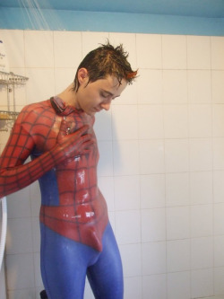 wet and shiny theflashspandex:  Spidey is taking a very hot shower. 