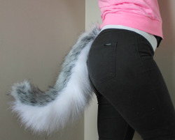 kittensplaypenshop:  Two-toned tails are now available! Get them in fully wired and you can curl it like a Pomeranian!  (Specs for listing example are Wolf Top,White Fox base. Fully wired with Elastic Band attachment)