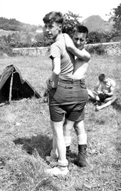 Une culotte pour deux, Camp scout, Belgique, juillet 1947. 