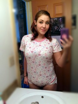 littlemizzriley:  My little look used for an awesome ABDL clip I made today! I will let everyone know once itâ€™s available on my store :) 