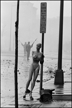 luzfosca:  Burt Glinn Aftermath of the riots the morning after the assassination of Martin Luther King JR., leader of the Civil Rights Movement, Washington D.C. 1968. From Burt Glinn - Political Moments 