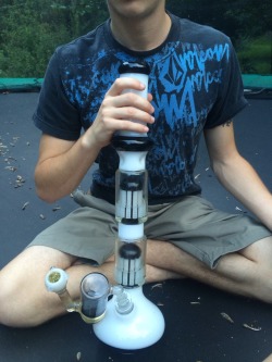 stonedscientist:  Bong rips on the trampoline 👽 