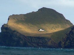 p-imp:  aveypamyupamyu:  The mayor of Iceland gave Bjork this special house in Iceland. Its a little island actually, its not part of Iceland. So Bjork really lives in her own country. This is Bjork’s house. The country where its located is called Moose